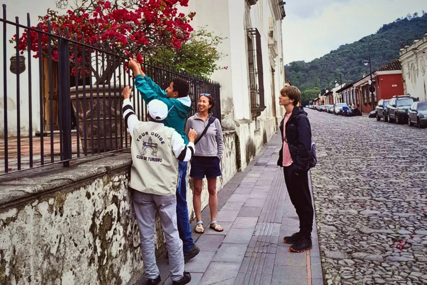 guided city tour antigua guatemala central park 2