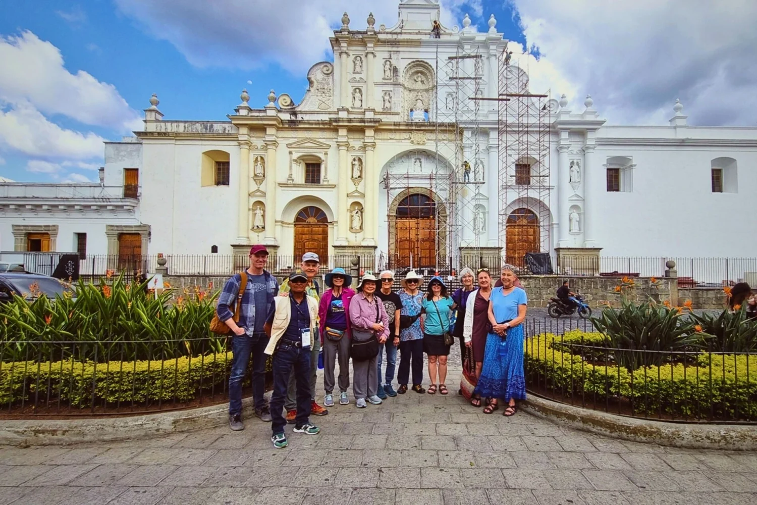 guided city tour antigua guatemala central park 3